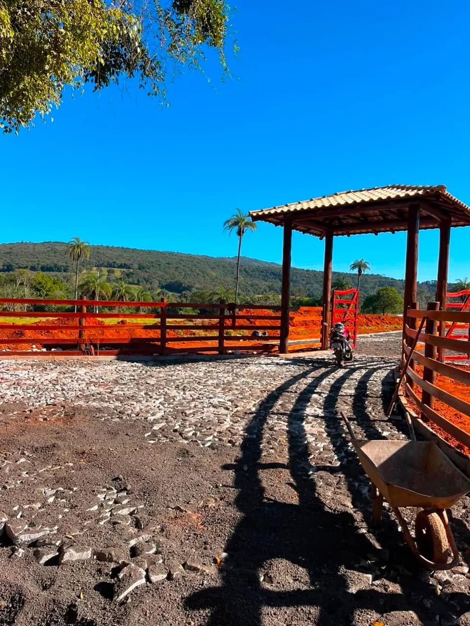 Portaria em construção, na entrada do empreendimento.
